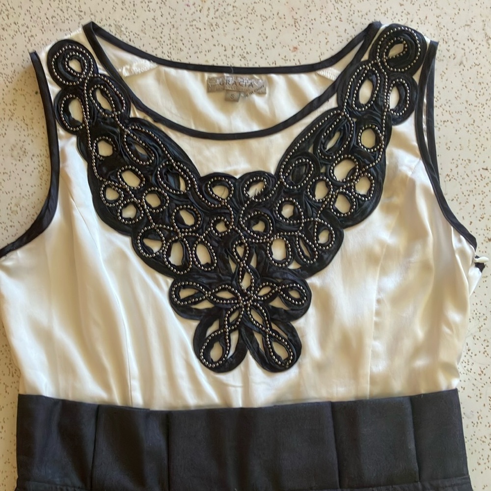 Chic Sleeveless Dress with Black Detailing
